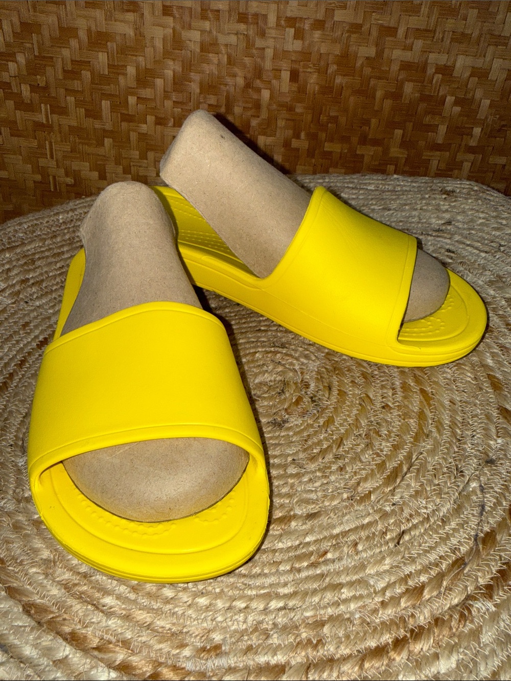 Crocs Classic Slide Sandals Bright Yellow Women’s Size 6 Waterproof Outdoor